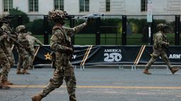 Un soldado lleva un dron durante un desfile militar el 14 de junio de 2025 en Washington, DC.&nbsp;