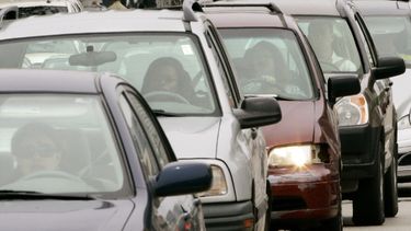 Esta foto de archivo del 15 de mayo del 2008 muestra a varias personas atoradas en el tráfico en Chicago. 