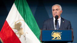 Reza Pahlavi, el hijo del ex Sha de Irán derrocado, Mohammed Reza Pahlavi, residente en Estados Unidos, habla durante una conferencia de prensa en el National Press Club en Washington, DC, el 16 de enero de 2026.