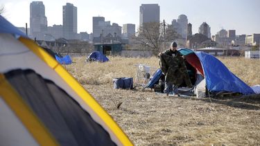 En esta imagen de archivo del martes 27 de enero de 2015, un hombre sin techo que se identific&oacute; solo como Terry limpia su tienda en un campamento de personas sin hogar cerca del centro de San Luis. La desigualdad creci&oacute; en Estados Unidos el a&ntilde;o pasado, seg&uacute;n cifras publicadas el jueves 26 de septiembre de 2019 por la Oficina del Censo de Estados Unidos.&nbsp;