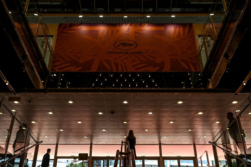 Esta fotografía muestra siluetas en la entrada principal del Palais des Festivals en Cannes, sureste de Francia, el 16 de mayo de 2022 antes del 75° Festival de Cine de Cannes. España será este año el país de honor de la edición del mercado cinematográfico de Cannes.