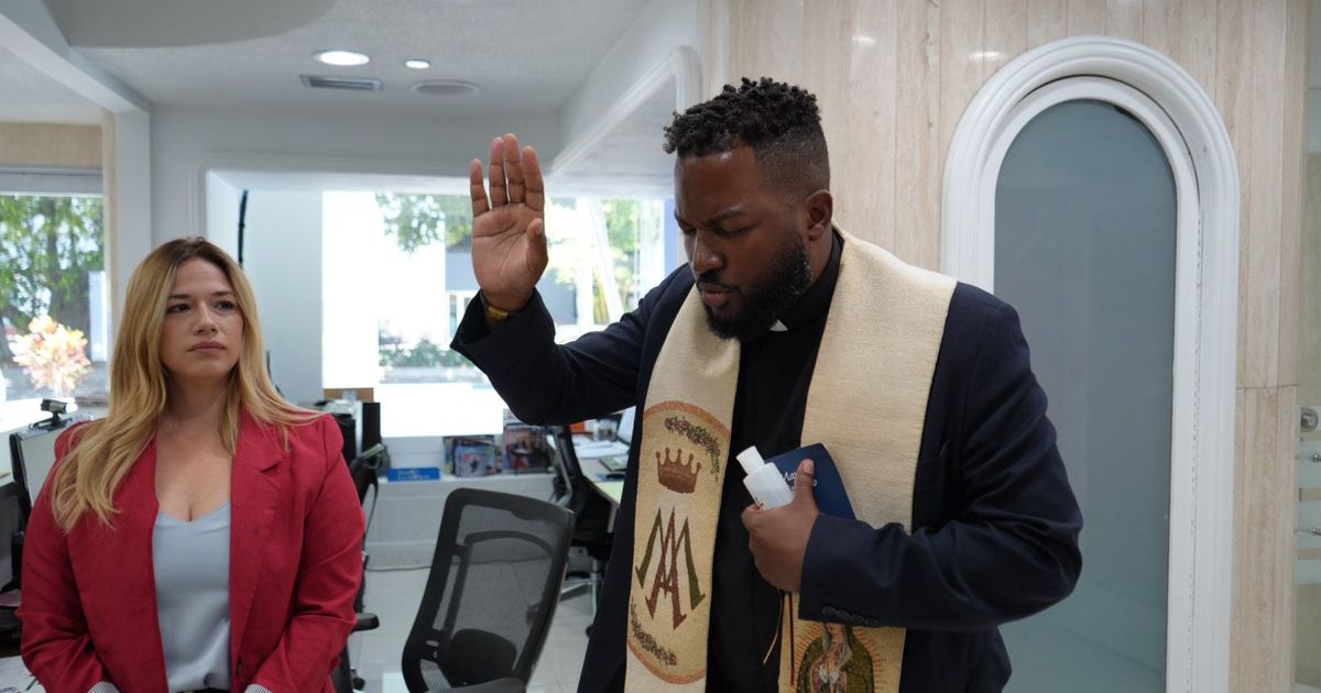 Padre Vélez bendice nuevas instalaciones de DIARIO LAS AMÉRICAS en Miami
