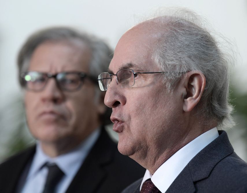 Antonio Ledezma (der.), opositor venezolano, es visto junto a Luis Almagro, secretario general de la OEA.&nbsp;