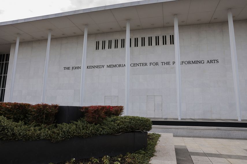 El Centro Conmemorativo John F. Kennedy para las Artes Escénicas, visto el 18 de diciembre de 2025 en Washington, D.C. La secretaria de prensa de la Casa Blanca, Karoline Leavitt, anunció en X que la junta directiva del Centro Kennedy cambiará el nombre del edificio a Centro Trump-Kennedy.