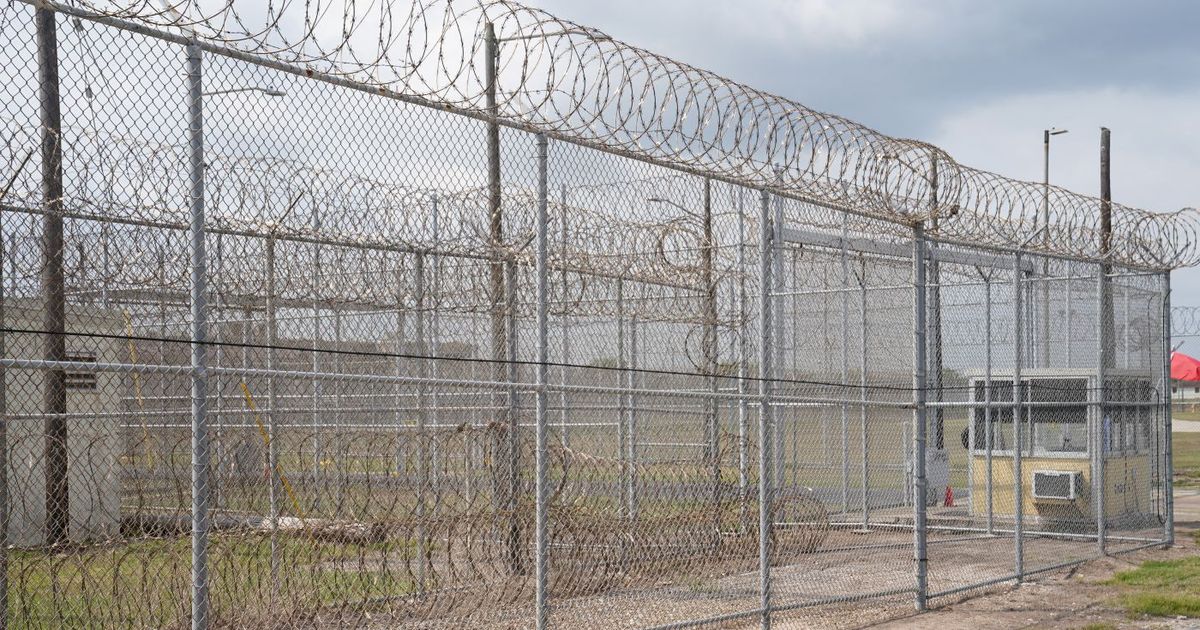 Inculpan a congresista demócrata por violenta agresión a policías