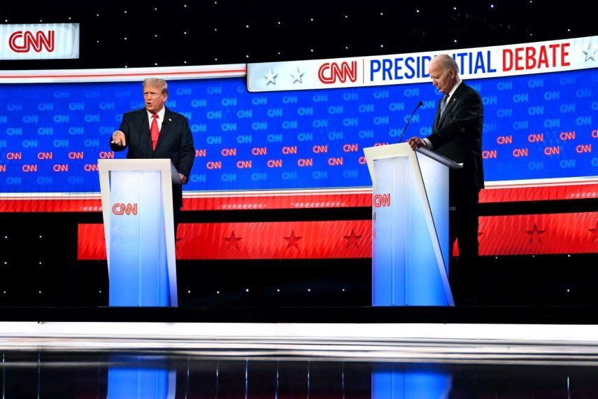 El expresidente Donald Trump y el presidente Joe Biden, durante el primer debate presidencial el 27 de junio de 2024.