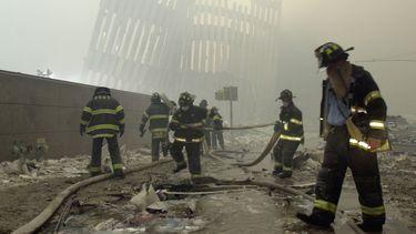 Imagen de archivo que recoge parte de la destrucción de las Torres Gemelas, en Nueva York, el 11 de septiembre de 2001.
