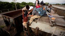 Un niño inmigrante se baja de un vagón de carga de un tren llamado La Bestia, que es abordado por cientos de inmigrantes centroamericanos al norte del poblado de Ixtepec, México. (Foto AP)