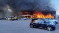 Bomberos tratan de extinguir las llamas en un centro comercial que ardió luego de ser impactado por un misil, en Kremenchuk, Ucrania, el lunes 27 de junio de 2022.
