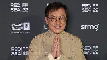 Una fotografía publicada por el Festival Internacional de Cine del Mar Rojo (RSFF) muestra al actor y cineasta de Hong Kong Jackie Chan posando durante la ceremonia de clausura de la segunda edición del festival en la ciudad costera de Jeddah, en el Mar Rojo de Arabia Saudita, el 8 de diciembre de 2022.