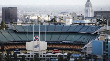 Hasta que no exista una vacuna contra el coronavirus, una amplia mayoría de estadounidenses serían reacios a acudir a futuros eventos deportivos, según revela estudio. 