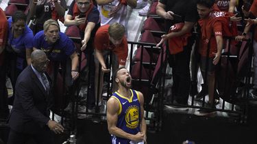 Stephen Curry celebra tras la victoria de los Warriors de Golden State ante los Rockets de Houston en una serie de los playoffs de la NBA, el viernes 10 de mayo de 2019, en Houston.&nbsp;
