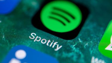 El icono de la aplicación del servicio de música Spotify se puede ver en la pantalla de un iPhone.