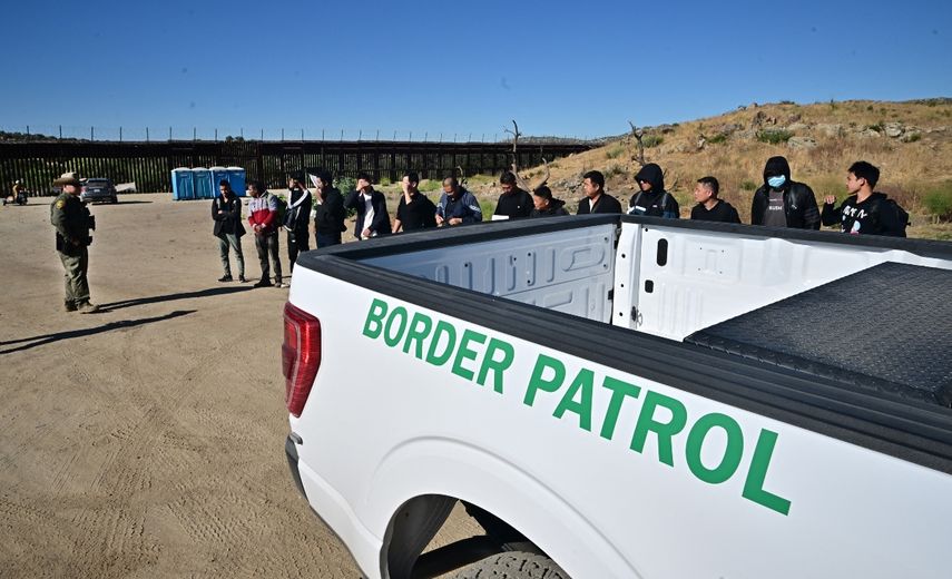 Estados Unidos cerrará temporalmente su frontera con México a los solicitantes de asilo, mientras el presidente Joe Biden intenta neutralizar su debilidad política en materia de migración antes de la batalla electoral de noviembre con Donald Trump.