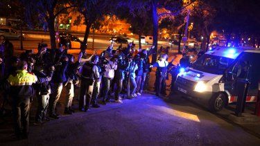 Reporteros toman foto de una camioneta de la policía que estaría trasladando al futbolista brasileño Dani Alves tras comparecer ante un juzgado de Barcelona, el viernes 20 de enero de 2023.