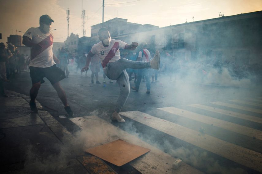 La policía antidisturbios dispara gases lacrimógenos a los manifestantes durante una protesta contra el gobierno del presidente de Perú, Pedro Castillo
