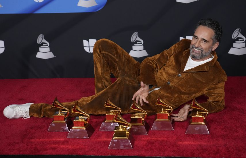 Jorge Drexler posa en la sala de prensa con sus premios en la 23 entrega anual de los Latin Grammy en el Mandalay Bay Michelob Ultra Arena el jueves, 17 de noviembre de 2022, en Las Vegas.