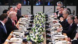 El presidente Donald Trump (segundo desde la izquierda) habla durante una cena con líderes de Asia Central en la Sala Este de la Casa Blanca en Washington, DC, el 6 de noviembre de 2025.