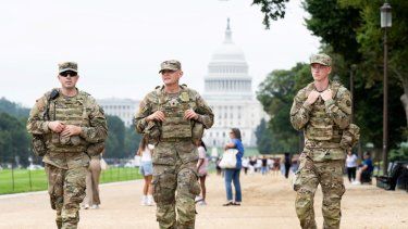 Miembros de la Guardia Nacional patrullan cerca del Capitolio de EEUU, en el National Mall en Washington, DC, el 20 de agosto de 2025.