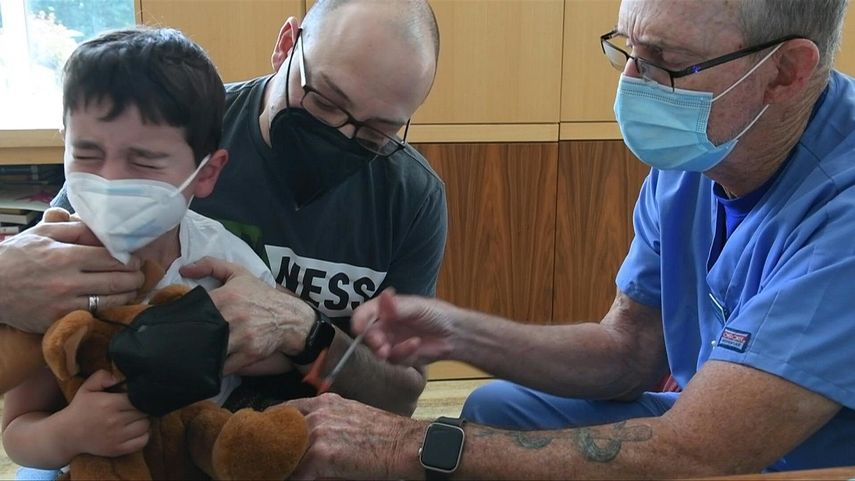 Arranca esperada vacunación contra el covid en bebés y niños en EEUU.
