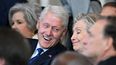 El expresidente de Estados Unidos, el demócrata Bill Clinton, y su esposa, la exsecretaria de Estado Hillary Clinton, sonríen mientras el presidente Donald Trump habla después de ser juramentado como el 47º presidente en la Rotonda del Capitolio de EEUU, en Washington, DC, el 20 de enero de 2025.