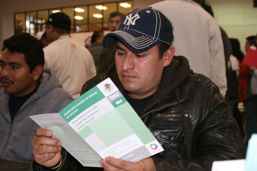 Después de los inmigrantes de la India, los inmigrantes mexicanos son el segundo grupo mayor que trabaja en ocupaciones de profesiones de servicio.