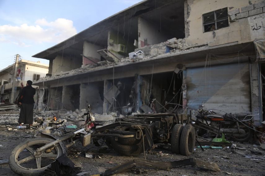 Un hombre observa la destrucci&oacute;n que dej&oacute; la explosi&oacute;n de un coche bomba en Tal Abyad, Siria, el viernes 2 de noviembre de 2019.&nbsp;