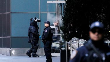 Efectivos de la Policía de Nueva York trabajan en la escena donde se encontró un paquete sospechoso en octubre de 2018, enviado a las oficinas del edificio Time Warner.