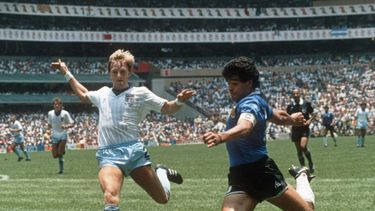 Momento en el que Diego Armando Maradona se dispone a patear el balón en el duelo de Argentina - Inglaterra del Mundial México 86