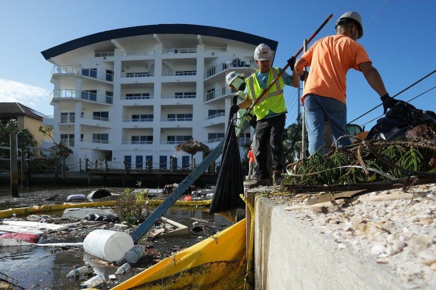 Los contratistas trabajan para retirar la basura y los escombros de Clearwater Bay en Clearwater Beach, Florida, tras el paso del huracán Milton el 11 de octubre de 2024.&nbsp;