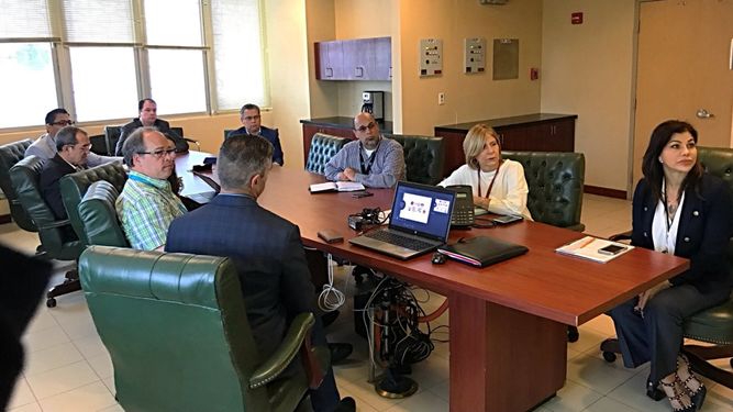 La presidenta de la Junta Reglamentadora de Telecomunicaciones de Puerto Rico, Sandra Torres (2da der.), discute sobre los preparativos para el manejo de emergencias durante la próxima temporada de huracanes.