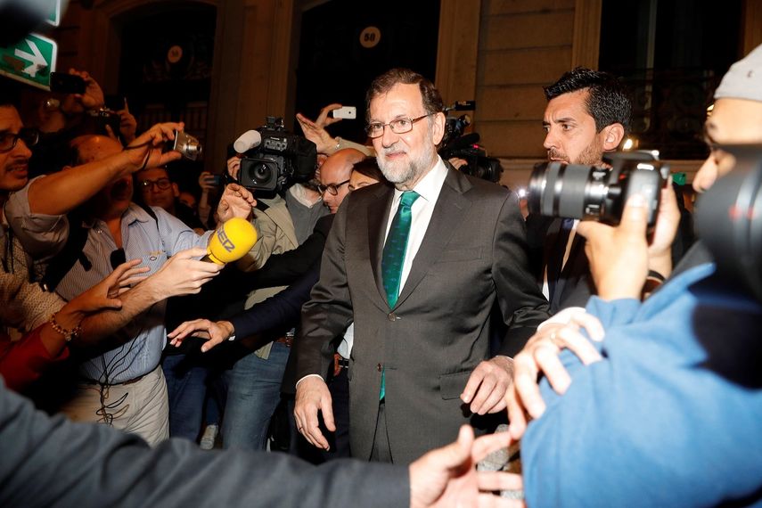 El presidente Mariano Rajoy sale de un restaurante cercano al Congreso, tras conocer que la moción de censura presentada contra él iba a prosperar debido al apoyo del PNV.&nbsp;
