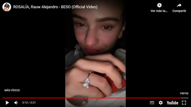La cantante Rosalía muestra un anillo de compromiso en el video de Beso, junto a Rauw Alejandro.
