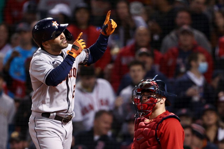 El venezolano José Altuve, de los Astros de Houston, festeja luego de conectar un jonrón en el cuarto juego de la Serie de Campeonato de la Liga Americana ante los Medias Rojas de Boston