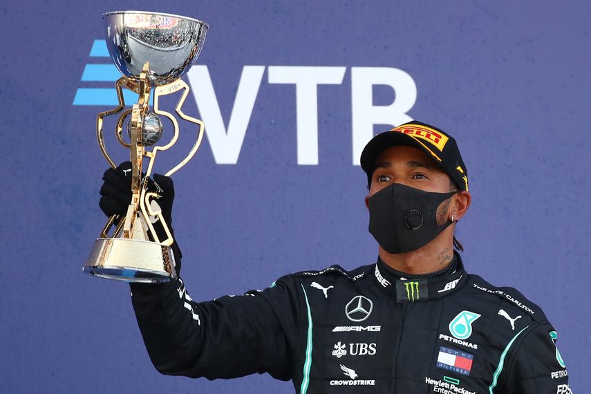 El piloto brit&aacute;nico de Mercedes, Lewis Hamilton, sostiene su trofeo en el podio despu&eacute;s de terminar tercero en el Gran Premio de Rusia de F&oacute;rmula&nbsp;1 en el Circuito Aut&oacute;dromo de Sochi el 27 de septiembre de 2020.&nbsp;