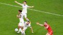 Gareth Bale, de Gales, a la derecha, apela con éxito una penalización después de una falta de Walker Zimmerman de los Estados Unidos durante la Copa del Mundo
