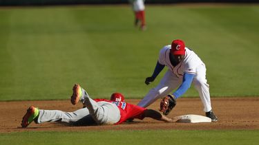 &nbsp;El jugador de Criollos de Caguas Jorge Padilla (izquierda) trata de alcanzar la base ante Alexander Ayala (derecha) de Alazanes