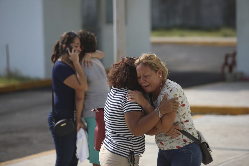 Los familiares de una de las víctimas que murieron durante un ataque a un bar lloran frente a la oficina del fiscal del estado de Veracruz en Coatzacoalcos, México, el miércoles 28 de agosto de 2019.&nbsp;&nbsp;