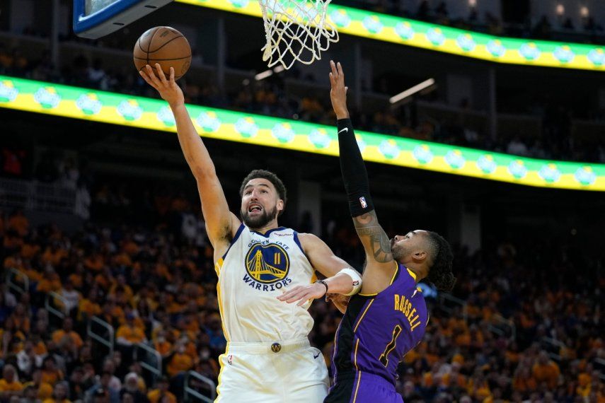 El escolta de los Warriors de Golden State Klay Thompson dispara ante la defensa del base de los Lakers de Los Ángeles DAngelo Russell, durante la segunda mitad del segundo juego de la semifinal de la Conferencia Oeste, el jueves 4 de mayo de 2023, en San Francisco.&nbsp;