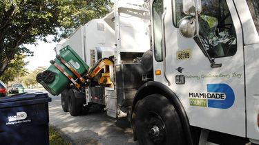 Camiones del servicio de basura de Miami-Dade.