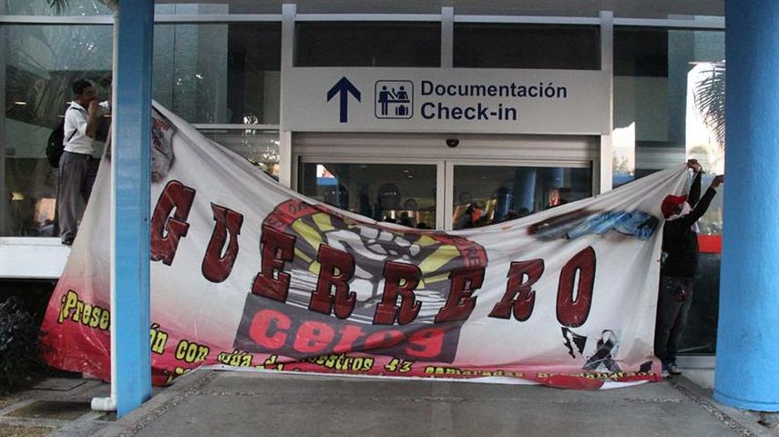 Manifestantes protestan en las instalaciones del aeropuerto internacional del puerto de Acapulco, en Acapulco, estado de Guerrero,México. (EFE) 