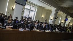 La canciller argentina Susana Malcorra (izq.) y el representante de Maduro en la OEA, Samuel Moncada (cen.), en la sesión del 26ABR17.&nbsp;