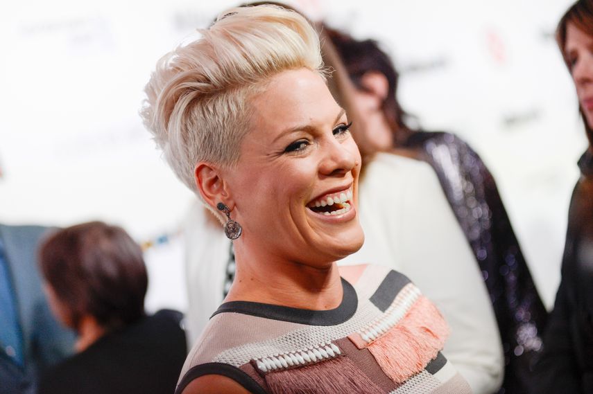 En una foto de archivo del 10 de diciembre de 2013, la cantante Pink llega a los premios Billboard Women in Music Awards en Nueva York.