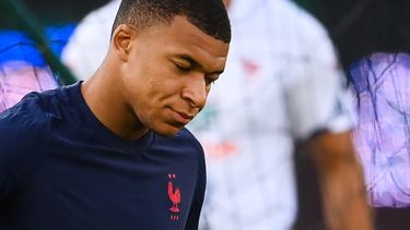 El delantero francés Kylian Mbappé reacciona mientras participa en una sesión de entrenamiento en el estadio Meineau de Estrasburgo, en el este de Francia