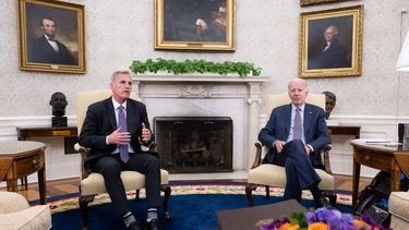 El presidente de la Cámara de Representantes, Kevin McCarthy, junto al presidente Joe Biden en la Casa Blanca.