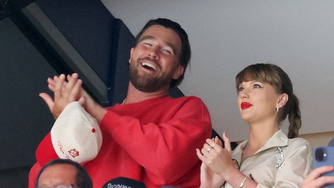 Travis Kelce y Taylor Swift reaccionan mientras los Edmonton Oilers y los Florida Panthers juegan durante el primer periodo del cuarto partido de la final de la Copa Stanley 2025 en el Amerant Bank Arena el 12 de junio de 2025 en Sunrise, Florida.&nbsp;