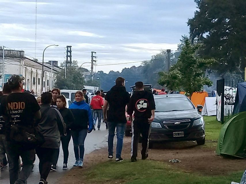 Fotografía facilitada por Télam de la llegada de jóvenes al concierto del cantante&nbsp;indio&nbsp;Solarien la localidad&nbsp;argentina&nbsp;de Olavarría, a unos 360 kilómetros al suroeste de Buenos Aires.