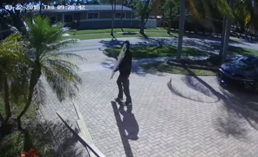 Un hombre fue captado por un video de vigilancia cuando robaba 9.000 dólares en ventanas contra huracanes.