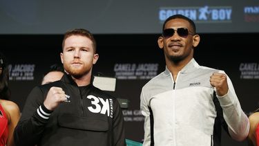 El mexicano Saúl Canelo Álvarez y el estadounidense Daniel Jacobs posan para la foto en una conferencia de prensa, horas antes de la pelea que los enfrentará por el título de peso mediano en Las Vegas.