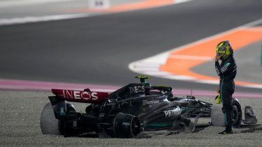 El piloto de Mercedes, el británico Lewis Hamilton, parado junto a su auto tras impactarse al inicio del Gran Premio de Catar, el domingo 8 de octubre del 2023. 